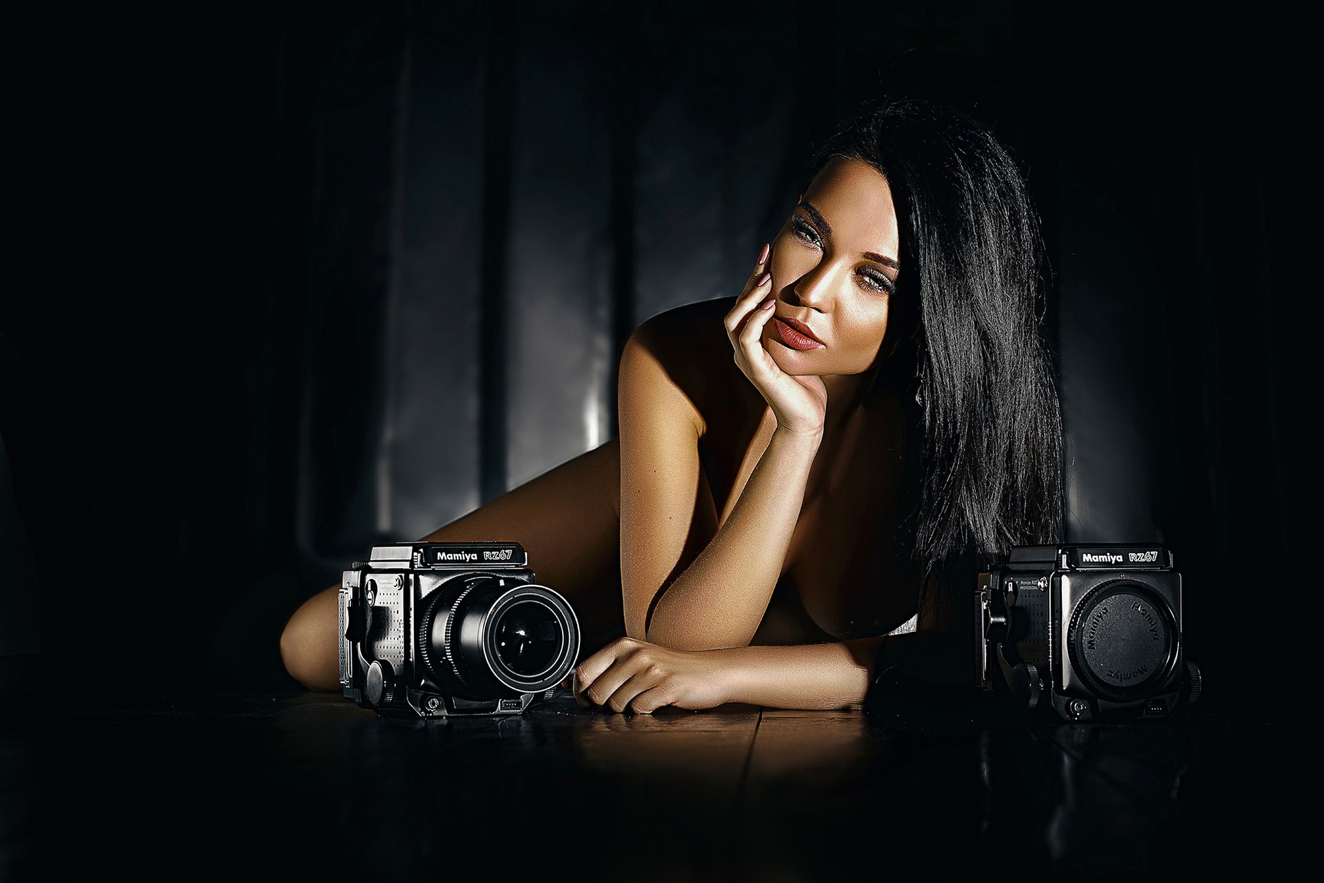Portrait éditorial en clair-obscur avec deux Mamiya RZ67 pour un client de Biarritz